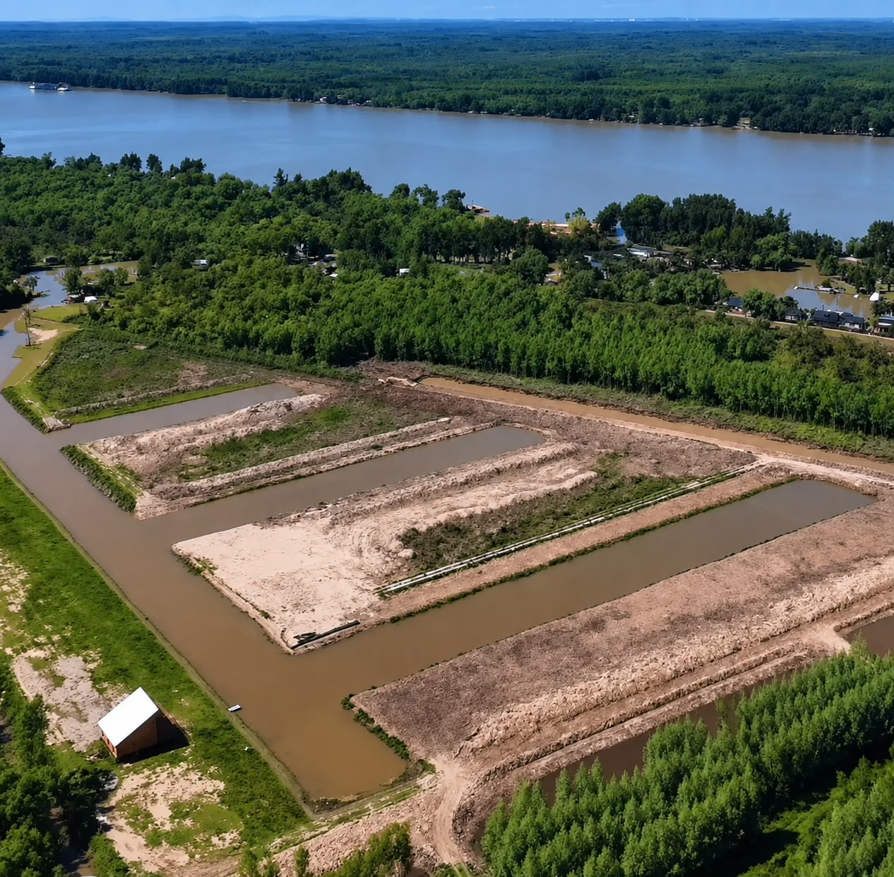 Vista aérea del Delta del Paraná y los canales del desarrollo Álamos del Paraná