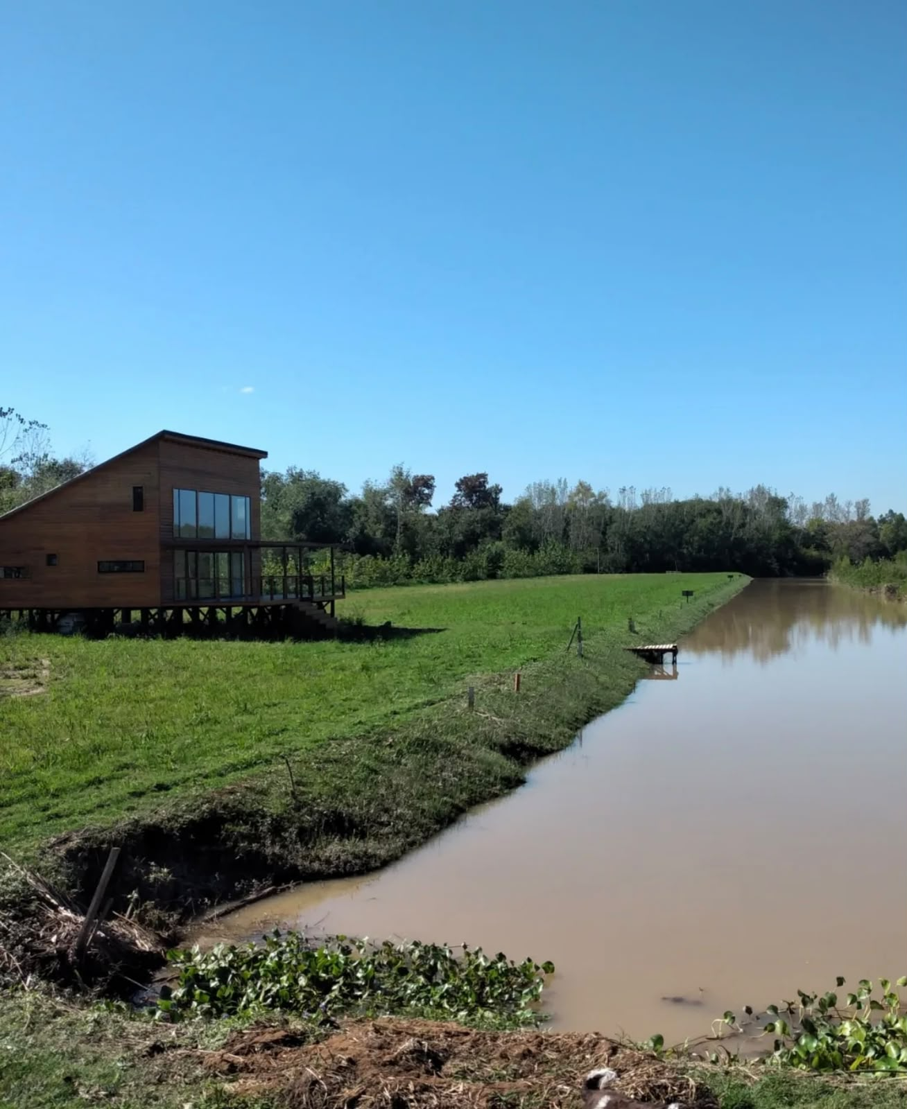 Casa moderna de madera frente a un canal del Delta del Paraná